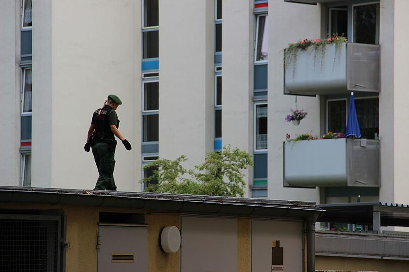 Mord in der Au: Die 91-Jährige Anna S. ist getötet worden. Die Polizei sucht im Umfeld der Wohnung in der Dollmannstraße nach Hinweisen und Spuren. Die Bilder vom Tatort...