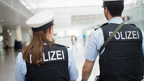 Die Beamten der Bundespolizei sahen sich schließlich gezwungen, den aggressiven Mann zu fesseln. (Symbolbild)