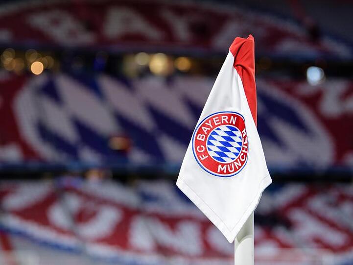 Das Logo des FC Bayern München ist auf der Eckfahne zu sehen. Foto: Matthias Balk/dpa/Archivbild