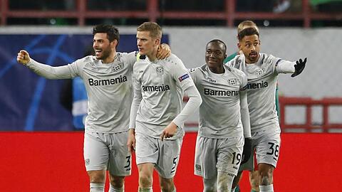 Leverkusen darf auch dank Sven Bender (2.v.l) im Europapokal überwintern.
