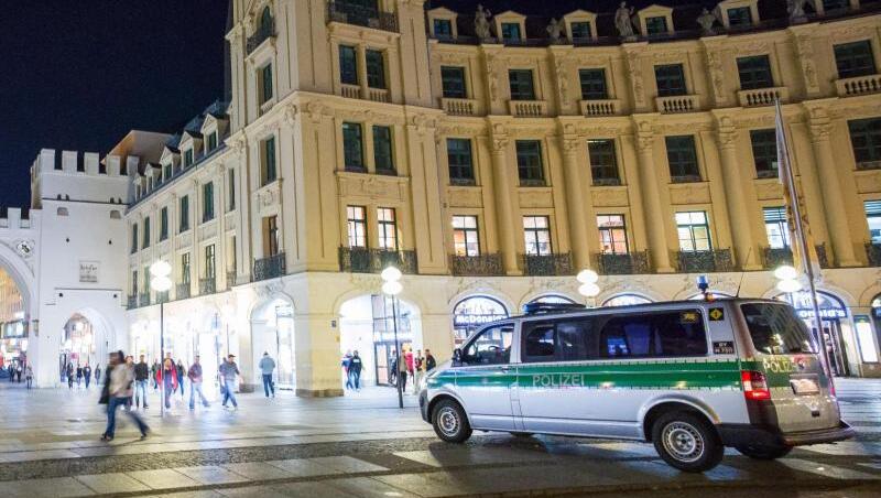 Am Stachus ist es Anfang Oktober zu einer Schlägerei zwischen drei Personen gekommen. Die Polizei sucht nun nach einem Unbekannten und zwei möglichen Augenzeugen. (Symbolbild)