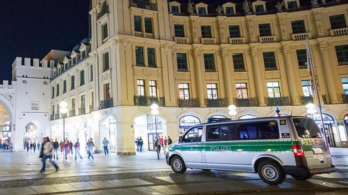 Am Stachus ist es Anfang Oktober zu einer Schlägerei zwischen drei Personen gekommen. Die Polizei sucht nun nach einem Unbekannten und zwei möglichen Augenzeugen. (Symbolbild)