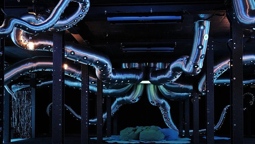 Die Unterwasserinstallation auf der Unterbühne der Kammerspiele.
