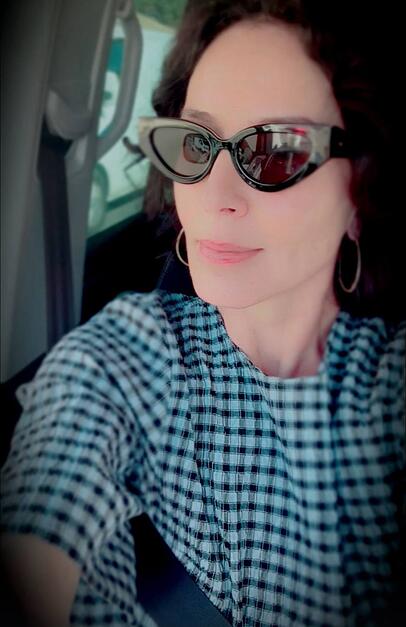 Lässig mit Sonnenbrille: Marisa Burger meldet sich bei Fans aus dem Auto. Lässig mit Sonnenbrille: Marisa Burger meldet sich bei Fans aus dem Auto.