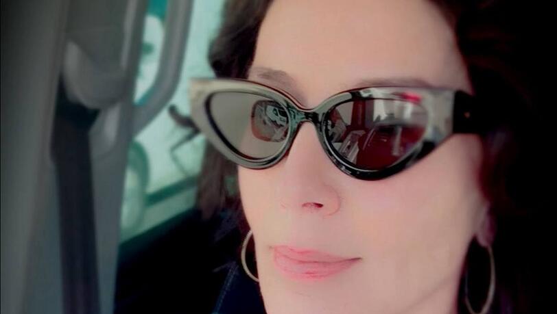 Lässig mit Sonnenbrille: Marisa Burger meldet sich bei Fans aus dem Auto. Lässig mit Sonnenbrille: Marisa Burger meldet sich bei Fans aus dem Auto.