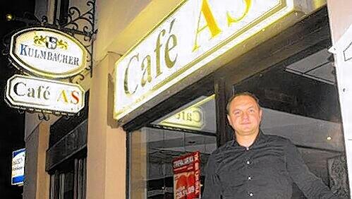 Ex-Club-Star mit Multi-Jobs: Sasa Ciric ist seit einem halben Jahr auf Kneipenbesitzer in der Nürnberger Nordstadt. Ex-Club-Star mit Multi-Jobs: Sasa Ciric ist seit einem halben Jahr auf Kneipenbesitzer in der Nürnberger Nordstadt.