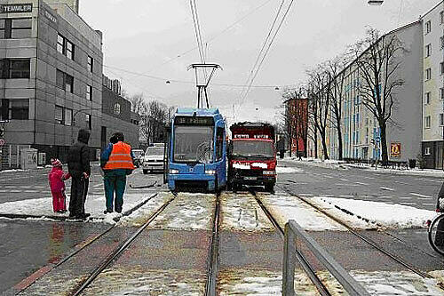 Der Laster und die Tram krachten zusammen