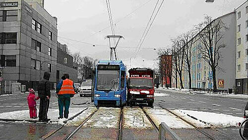 Der Laster und die Tram krachten zusammen Der Laster und die Tram krachten zusammen