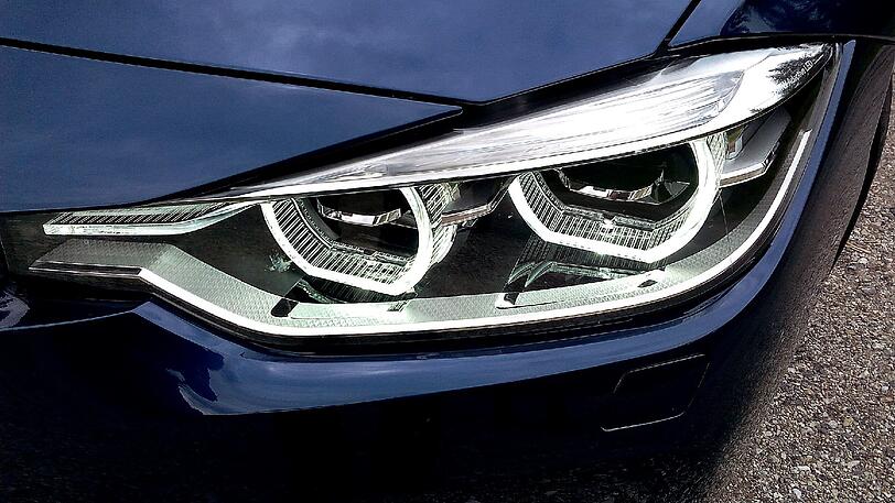 Auf Wunsch liefert BMW den neuen 3er auch mit Voll-LED-Scheinwerfern aus.
