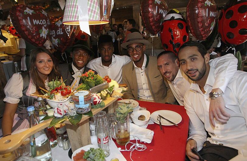 Die Spieler des FC Bayern und die Begleitung genießen die Zeit auf dem Oktoberfest. Hier: Medhi Benatia, Franck Ribery, Jerome Boateng, Kingsley Coman, David Alaba und Katja Butylina (R-L).
