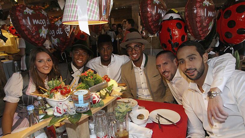 Die Spieler des FC Bayern und die Begleitung genießen die Zeit auf dem Oktoberfest. Hier: Medhi Benatia, Franck Ribery, Jerome Boateng, Kingsley Coman, David Alaba und Katja Butylina (R-L). Die Spieler des FC Bayern und die Begleitung genießen die Zeit auf dem Oktoberfest. Hier: Medhi Benatia, Franck Ribery, Jerome Boateng, Kingsley Coman, David Alaba und Katja Butylina (R-L).