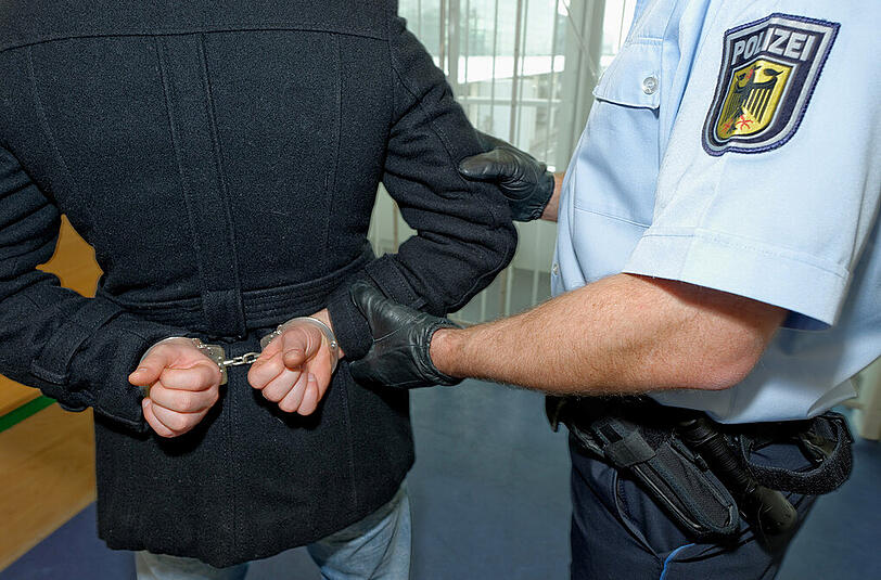Fast täglich nehmen Bundespolizisten am Münchner Flughafen Personen fest, die mit Haftbefehl gesucht werden. Dabei muss es nicht immer ein flüchtiger Schwerverbrecher sein. (Symbolbild)