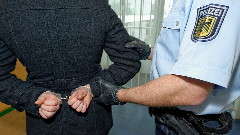 Fast täglich nehmen Bundespolizisten am Münchner Flughafen Personen fest, die mit Haftbefehl gesucht werden. Dabei muss es nicht immer ein flüchtiger Schwerverbrecher sein. (Symbolbild) Fast täglich nehmen Bundespolizisten am Münchner Flughafen Personen fest, die mit Haftbefehl gesucht werden. Dabei muss es nicht immer ein flüchtiger Schwerverbrecher sein. (Symbolbild)