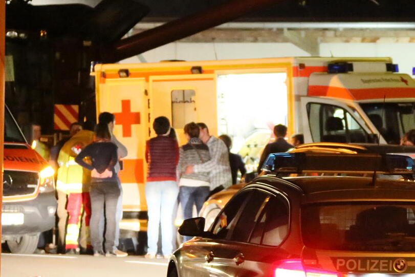 Mehrere Partygäste mussten mit Atembeschwerden behandelt werden - Bilder vom Einsatz in Ampfing