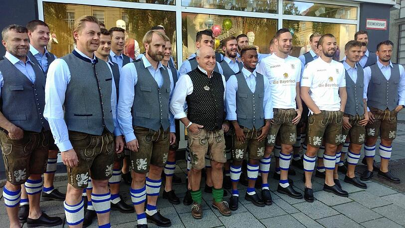 Gruppenfoto mit Tracht: Der TSV 1860 München und sein Wiesn-Outfit.