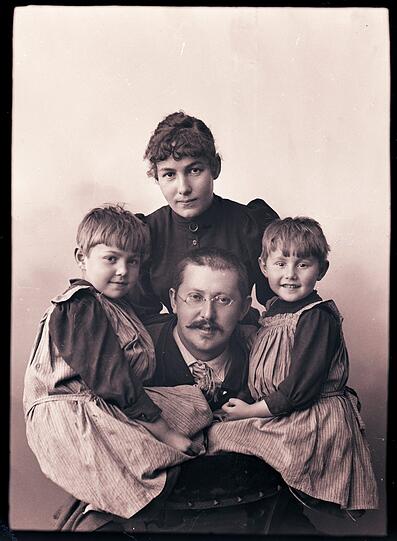 Eine Familie posiert für das gemeinsame Bild.