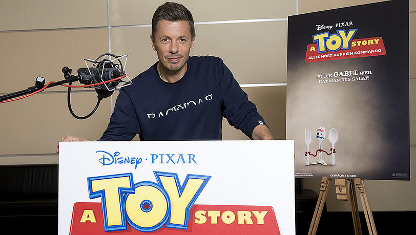 Er ist neu in der "Toy Story"-Familie: Michi Beck spricht Duke Kaboom im vierten Teil der beliebten Disney-Reihe. Er ist neu in der "Toy Story"-Familie: Michi Beck spricht Duke Kaboom im vierten Teil der beliebten Disney-Reihe.