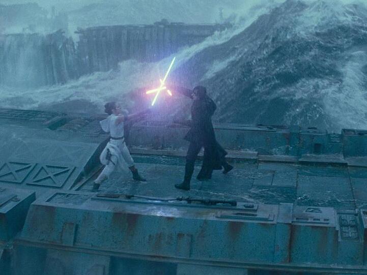 Daisy Ridley (l) als Rey und Adam Driver als Kylo Ren in einer Szene des Films "Star Wars 9: Der Aufstieg Skywalkers".