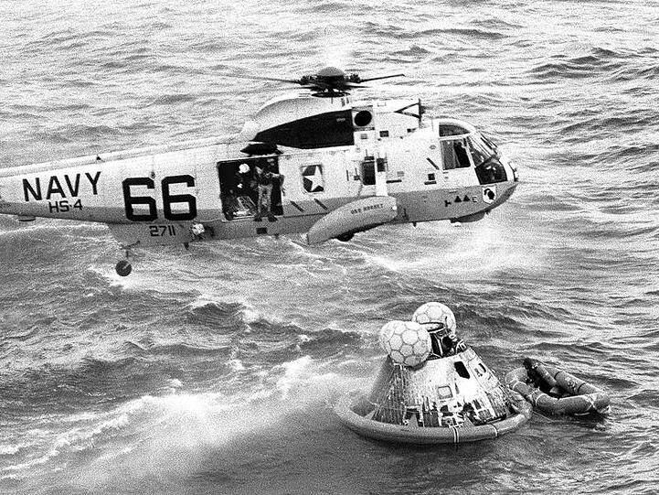 Ein Hubschrauber der Navy schwebt bei der Bergung der zurückgekehrten Astronauten über der Apollo 11-Kapsel.