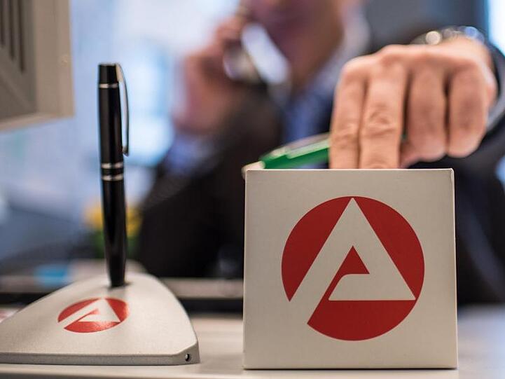 Deutsche Industrieunternehmen greifen laut einer Umfrage des Ifo-Instituts wegen der anhaltenden Konjunkturschwäche stärker auf Kurzarbeit zurück.