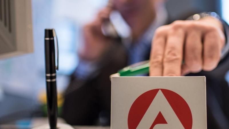 Deutsche Industrieunternehmen greifen laut einer Umfrage des Ifo-Instituts wegen der anhaltenden Konjunkturschwäche stärker auf Kurzarbeit zurück. Deutsche Industrieunternehmen greifen laut einer Umfrage des Ifo-Instituts wegen der anhaltenden Konjunkturschwäche stärker auf Kurzarbeit zurück.