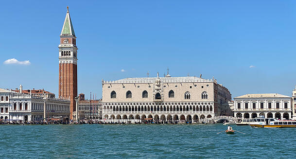 Erhabene Ansicht: Venedigs Dogenpalast und der Campanile. Trotz Streiks können Urlauber womöglich mit dem Zug nach Venedig kommen.