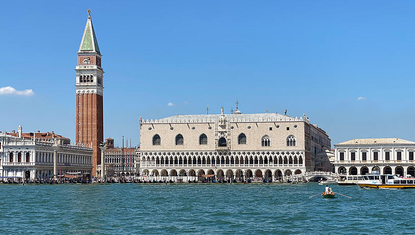 Erhabene Ansicht: Venedigs Dogenpalast und der Campanile. Trotz Streiks können Urlauber womöglich mit dem Zug nach Venedig kommen. Erhabene Ansicht: Venedigs Dogenpalast und der Campanile. Trotz Streiks können Urlauber womöglich mit dem Zug nach Venedig kommen.