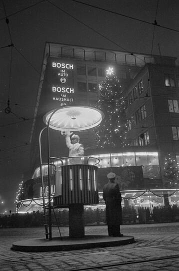Legend&auml;r: Verkehrspolizist vor dem Kaufhof am Stachus.