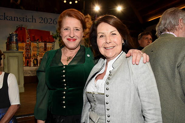 Kabarettistin und Ex-"Mama Bavaria" Luise Kinseher (l.) mit Schauspielerin Gitti Walbrun ("Dahoam is Dahoam") beim Maibockanstich im Hofbräuhaus. Kabarettistin und Ex-"Mama Bavaria" Luise Kinseher (l.) mit Schauspielerin Gitti Walbrun ("Dahoam is Dahoam") beim Maibockanstich im Hofbräuhaus.