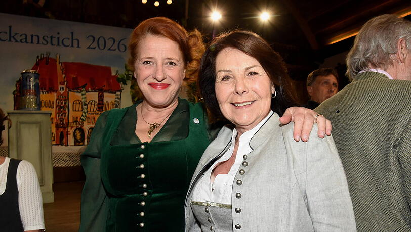 Kabarettistin und Ex-"Mama Bavaria" Luise Kinseher (l.) mit Schauspielerin Gitti Walbrun ("Dahoam is Dahoam") beim Maibockanstich im Hofbräuhaus. Kabarettistin und Ex-"Mama Bavaria" Luise Kinseher (l.) mit Schauspielerin Gitti Walbrun ("Dahoam is Dahoam") beim Maibockanstich im Hofbräuhaus.