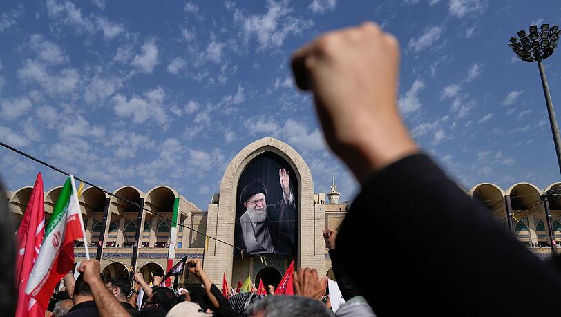 Für Chameneis Anhänger und die iranische Führung ist die Staatstrauer zugleich Abschied und Demonstration politischer Geschlossenheit. Für Chameneis Anhänger und die iranische Führung ist die Staatstrauer zugleich Abschied und Demonstration politischer Geschlossenheit.