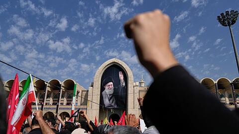 F&uuml;r Chameneis Anh&auml;nger und die iranische F&uuml;hrung ist die Staatstrauer zugleich Abschied und Demonstration politischer Geschlossenheit.