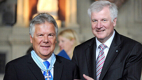 Bayerns Ministerpräsident Horst Seehofer ehrte auch den Nürnberger Unternehmer Hans Rudolf Wöhrl. Bayerns Ministerpräsident Horst Seehofer ehrte auch den Nürnberger Unternehmer Hans Rudolf Wöhrl.
