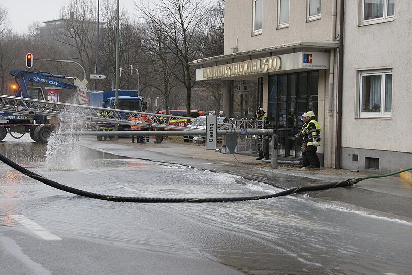 Erst um 9.40 Uhr konnte das Ausströmen des Wassers gestoppt werden.