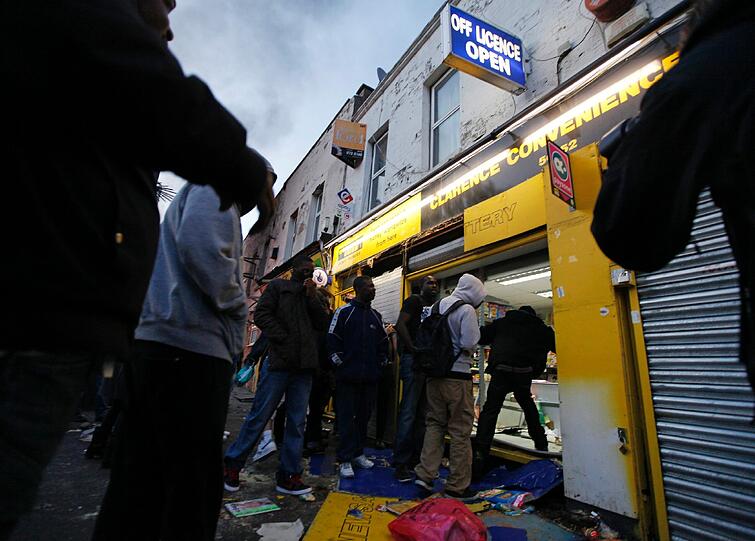 Brennende Autos, aufgebrochene Läden, Gewalt gegen Polizeibeamte und jetzt der erste Tote - seit Samstag Abend dauern die Krawalle in London an.