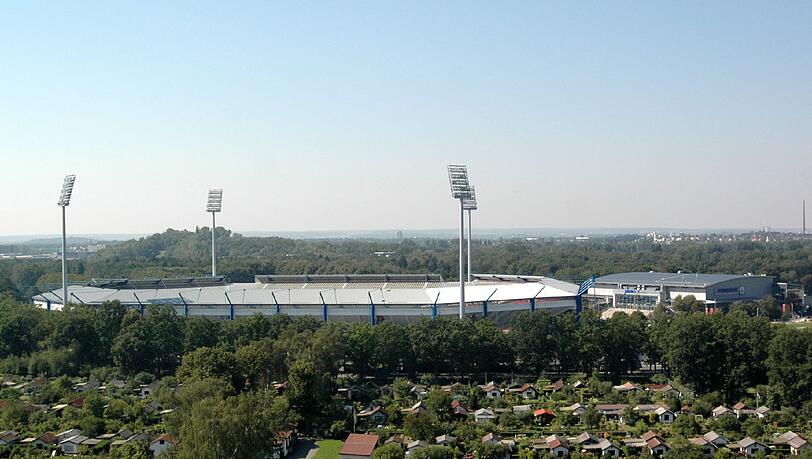 Prangt auf dem Dach des Nürnberger Stadions bald der Grundig-Schriftzug? Am Donnerstag wird der neue Sponsor offiziell vorgestellt. Prangt auf dem Dach des Nürnberger Stadions bald der Grundig-Schriftzug? Am Donnerstag wird der neue Sponsor offiziell vorgestellt.