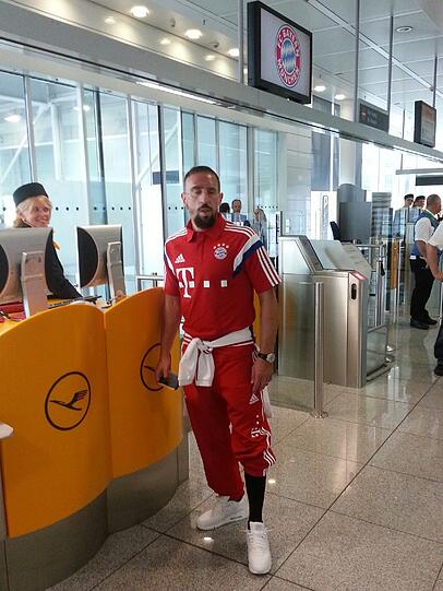 Bilder vom Flughafen München: Der FC Bayern vor dem Abflug in die USA.