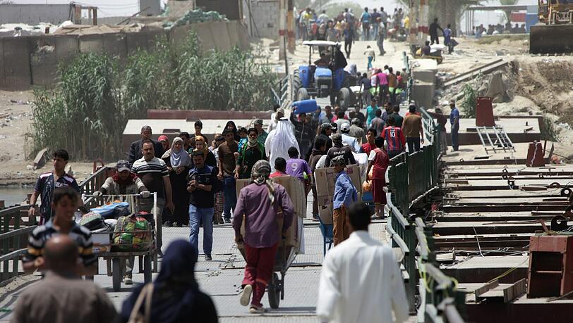 Hunderte Familien fliehen aus Angst vor Massakern durch den IS aus der irakischen Stadt Ramadi. Hunderte Familien fliehen aus Angst vor Massakern durch den IS aus der irakischen Stadt Ramadi.