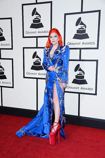 Lady Gaga im David-Bowie-Gedenk-Outfit