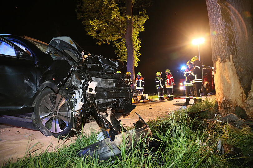 Tödlicher Unfall: In der Alleestraße vor der Ortschaft Tüßling ist ein 55-jähriger Mann mit seinem Pkw auf gerader Fahrbahn nach rechts von der Straße abgekommen und gegen einen Baum geprallt. Die Bilder.