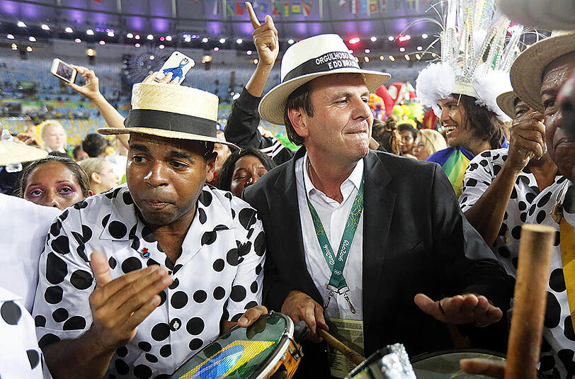 Die Bilder der knallbunten und komplett verregneten Abschlussfeier der olympischen Spiele von Rio.