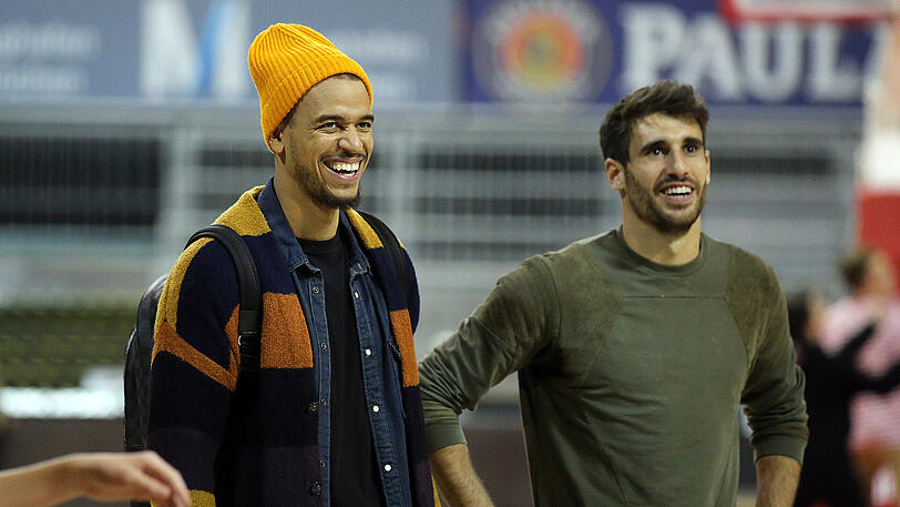 Basketballer Alex King (l.) und Javi Martínez.