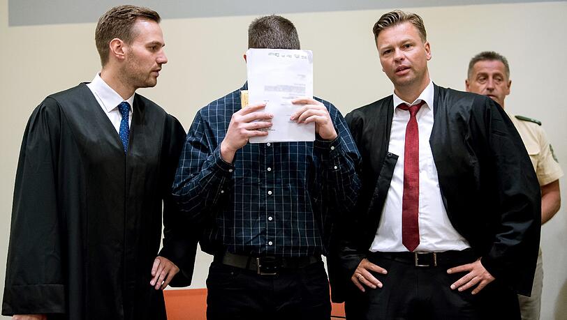Der Angeklagte Philipp K. (M.) mit seinen Anwälten David Mühlberger (l.) und Sascha Marks. Der Angeklagte Philipp K. (M.) mit seinen Anwälten David Mühlberger (l.) und Sascha Marks.