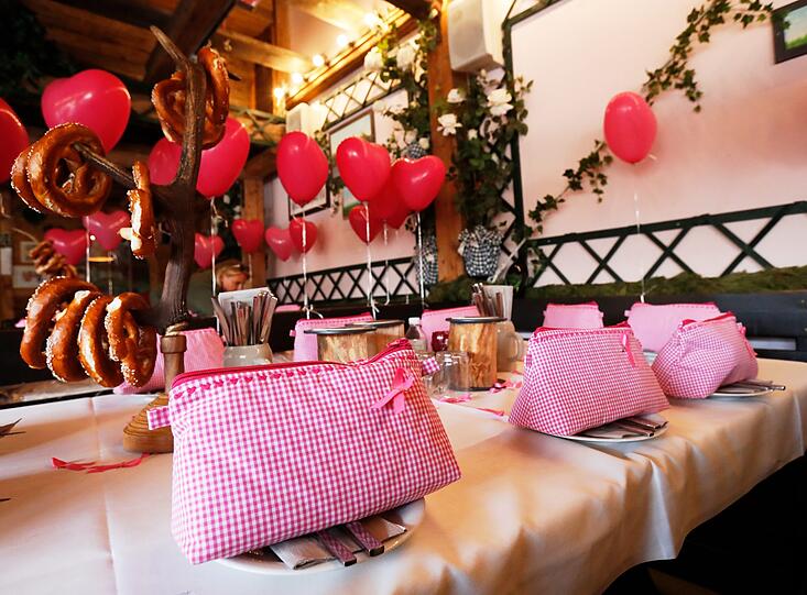 Am Donnerstagmittag luden Natalie Schmid und Estée Lauder zum Ladys Lunch ins Käferzelt.