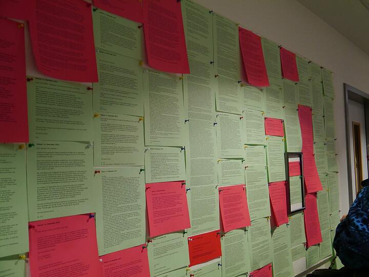 Die Schule druckte Emails zur Ausstellung aus und hängte sie auf - auf grünem Papier die zustimmenden Mails, auf rotem Papier die Mails der Kritiker.