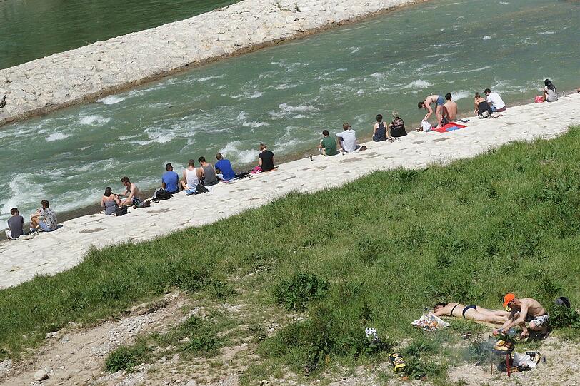 Einschmieren nicht vergessen: Die Münchner genießen die warmen Sonnenstrahlen in vollen Zügen. Fotos: Daniel von Loeper