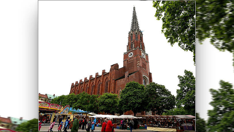 Die Mariahilfkirche am gleichnamigen Platz ist immer sehr gut besucht – vor allem während der Dulten an ihrem Fuß. Jetzt ist der Restaurierungsbedarf hoch. Die Mariahilfkirche am gleichnamigen Platz ist immer sehr gut besucht – vor allem während der Dulten an ihrem Fuß. Jetzt ist der Restaurierungsbedarf hoch.