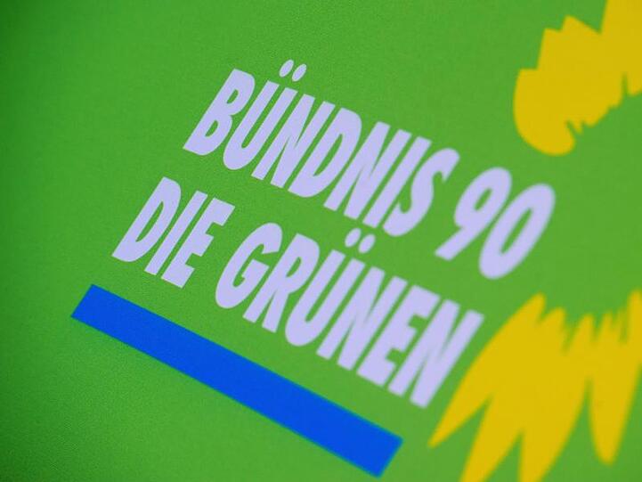Das Logo der Grünen steht auf einem Aufsteller der Partei. Foto: Stefan Sauer/dpa-Zentralbild/dpa/Symbolbild