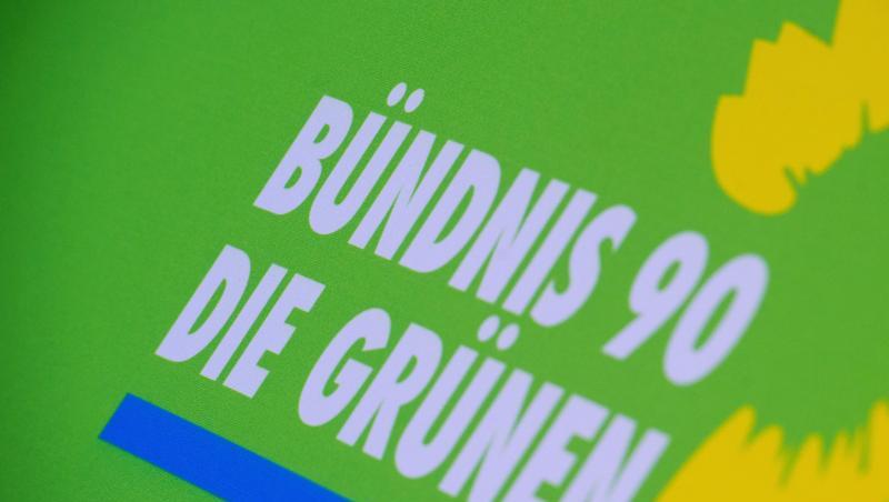 Das Logo der Grünen steht auf einem Aufsteller der Partei. Foto: Stefan Sauer/dpa-Zentralbild/dpa/Symbolbild Das Logo der Grünen steht auf einem Aufsteller der Partei. Foto: Stefan Sauer/dpa-Zentralbild/dpa/Symbolbild