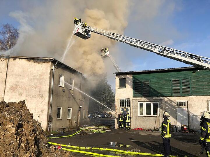 Feuerwehrleute löschen das brennende Haus in Arnsberg.